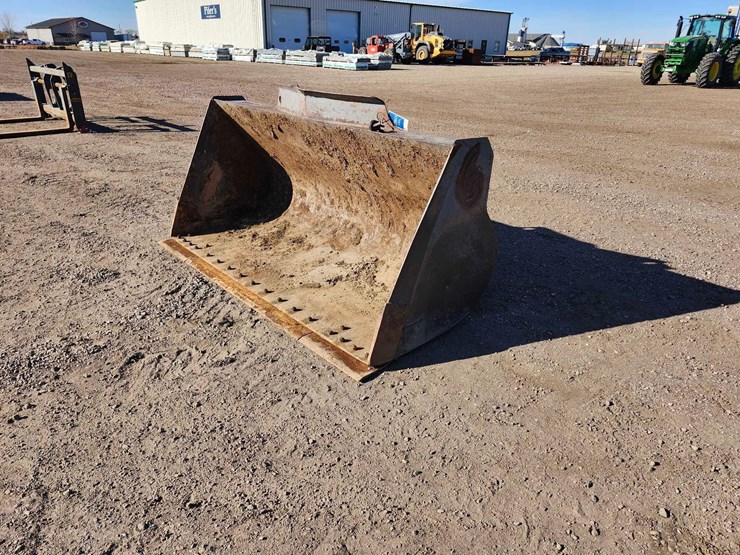 2019-volvo-3-yard-bucket-reversable-blade-image-1