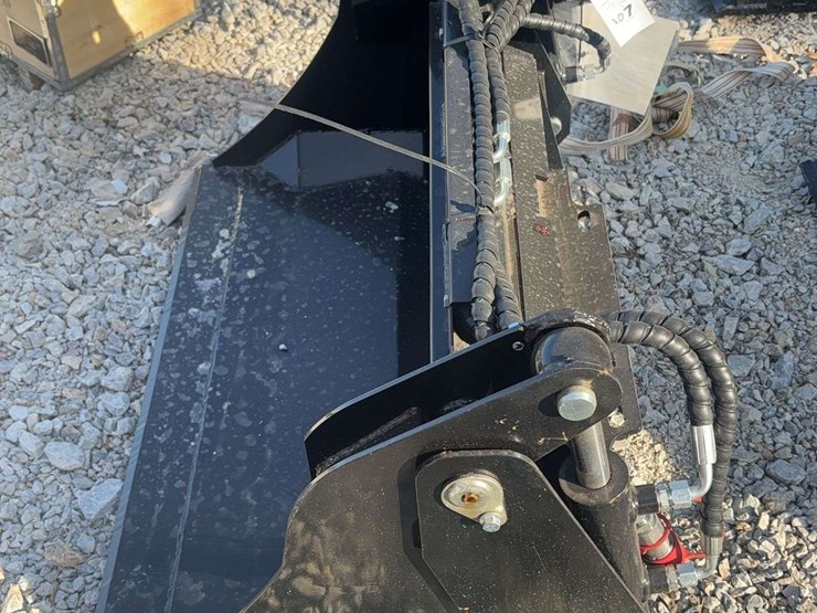 mini-skid-steer-4-in-1-bucket-image-6