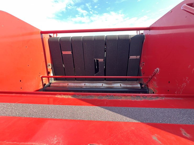 new-holland-br7080-image-3