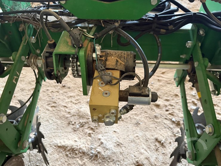 2021-john-deere-1725-image-10