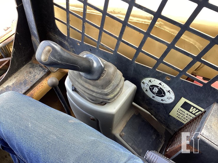 2000-caterpillar-216-image-14