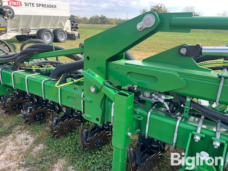 2019-john-deere-1725-image-16