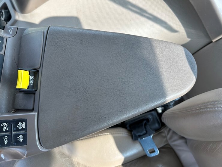 2014-john-deere-8270r-image-37