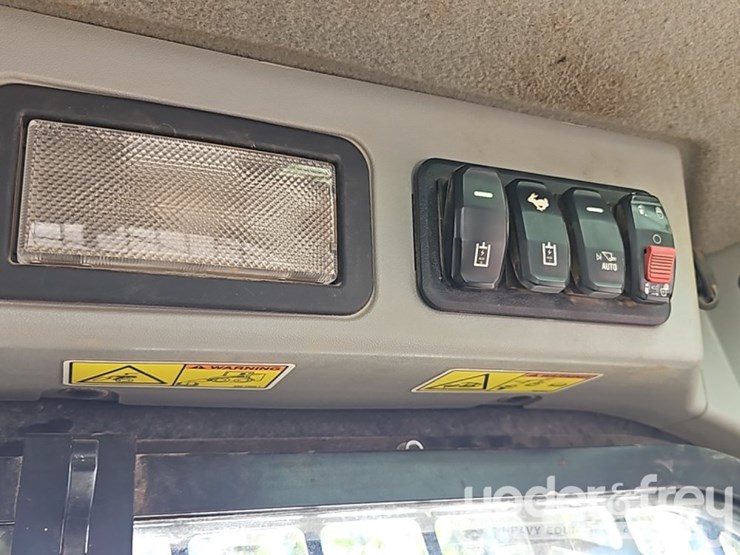 2020-caterpillar-299d3-image-30