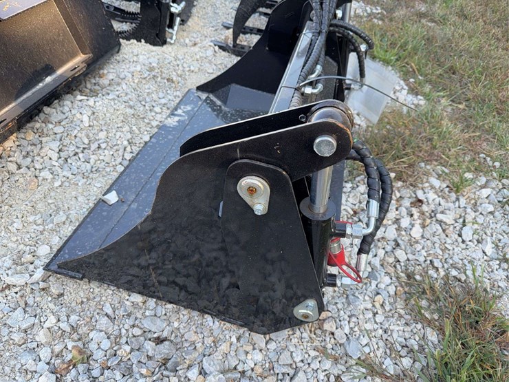 mini-skid-steer-4-in-1-bucket-image-3