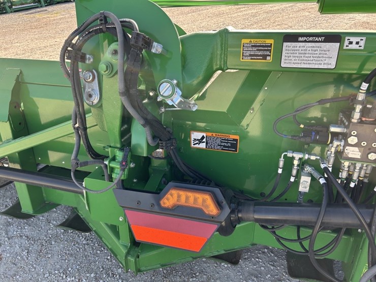 2021-john-deere-c18f-image-12