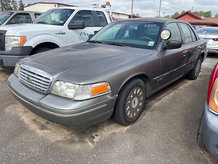 #5009-•-2003-ford-crown-victoria-|-for-parts/repairs-image-1