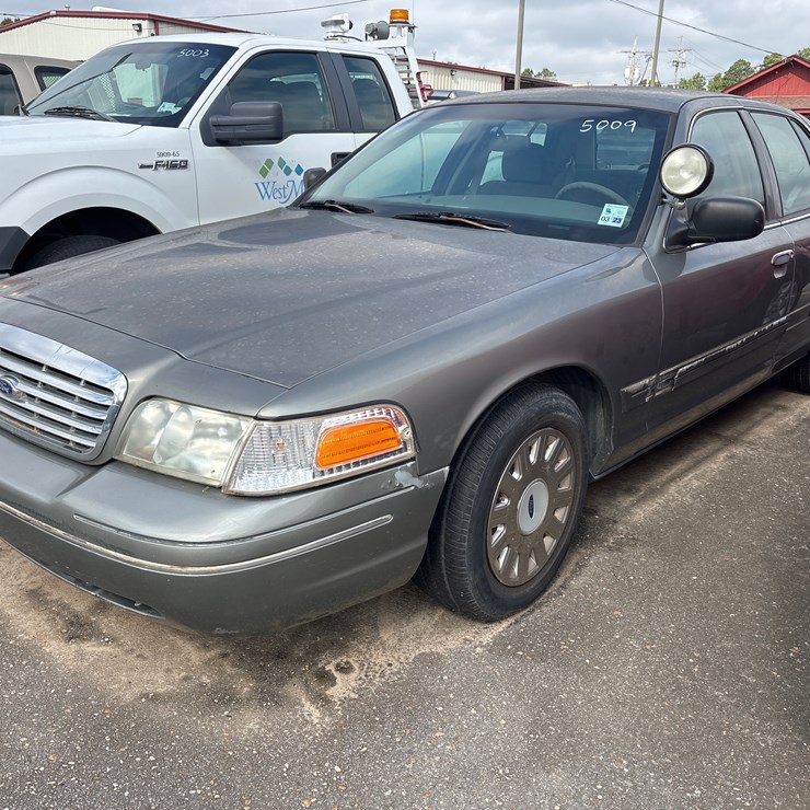 #5009 • 2003 FORD CROWN VICTORIA | FOR PARTS/REPAIRS