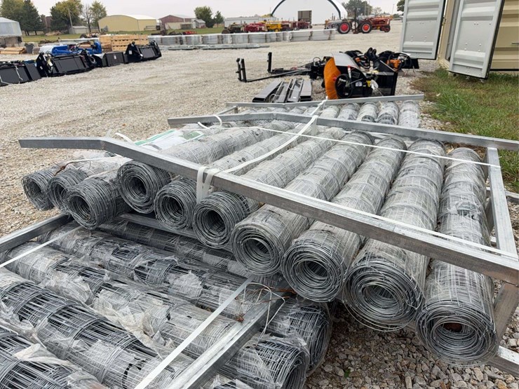 (10)-rolls-4’x100’-heavy-duty-field-fence-image-3