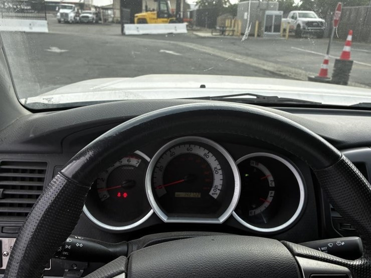 2013-toyota-tacoma-image-13