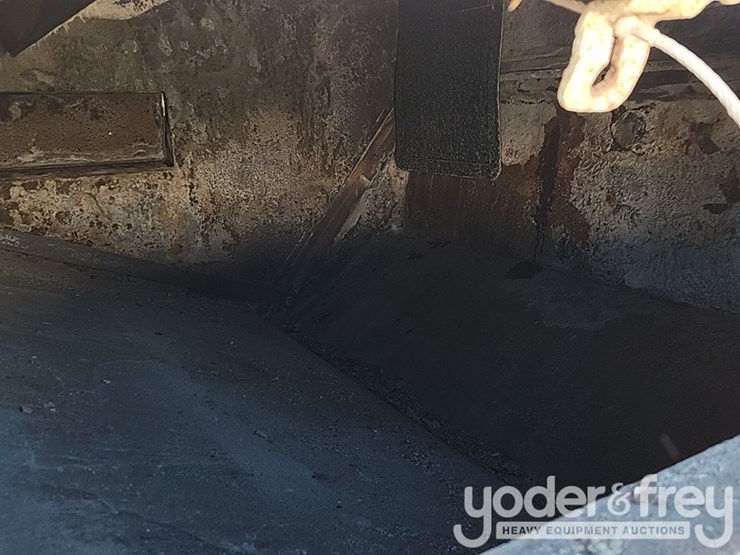 2016-freightliner-m2-106-image-28