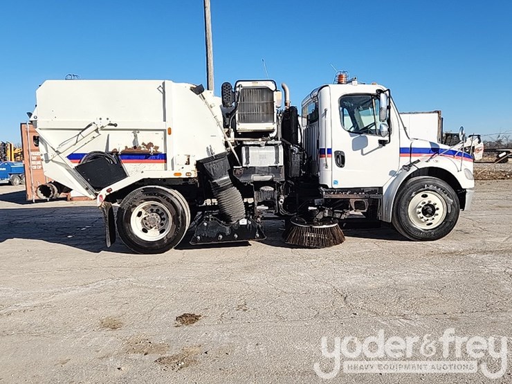 2016-freightliner-m2-106-image-8