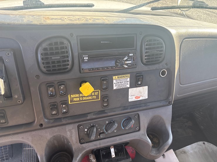 #24379-•-2019-freightliner-image-9