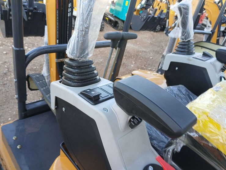 2025-qk18r-mini-excavator-image-15