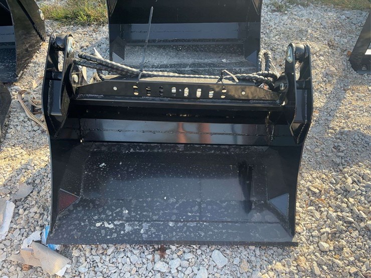 mini-skid-steer-4-in-1-bucket-image-5