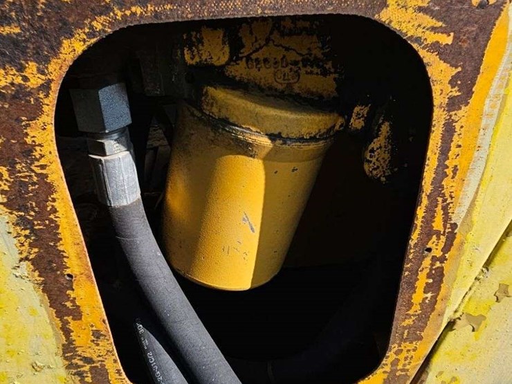 white-2-78-industrial-tractor-image-14
