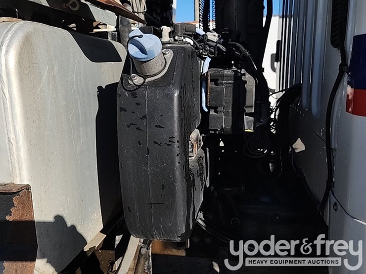 2016-freightliner-m2-106-image-36