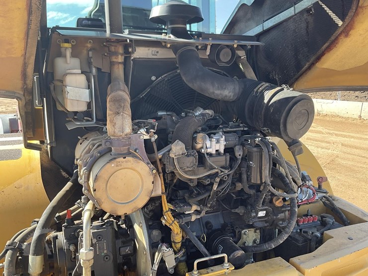 2015-deere-324k-image-27