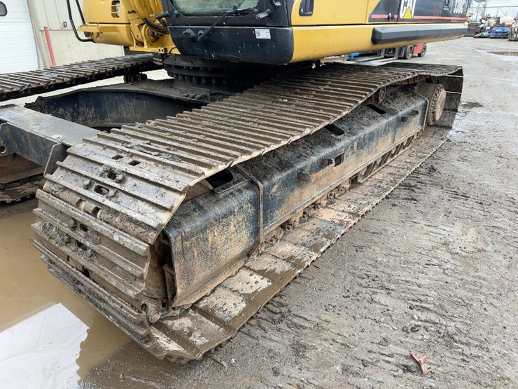 2004-caterpillar-330cl-hydraulic-excavator-image-31