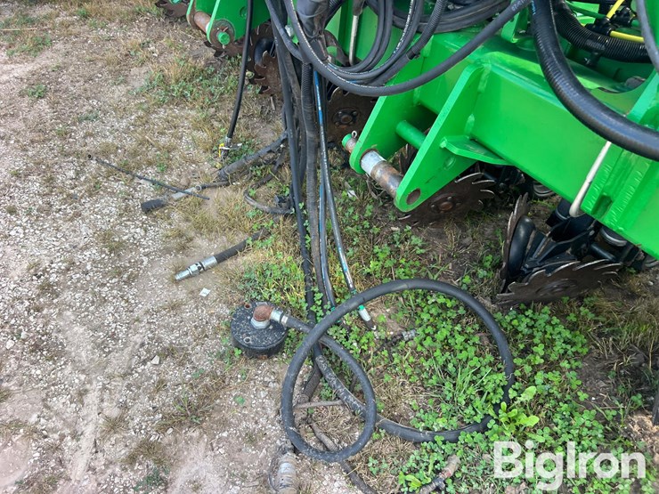 2019-john-deere-1725-image-10