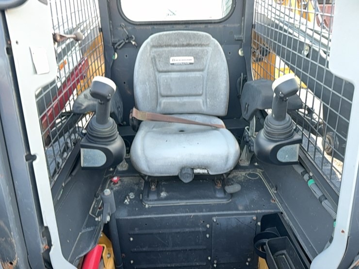 new-holland-c227-image-34