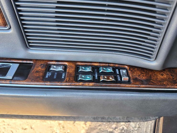 1990-chrysler-new-yorker-fifth-avenue-image-30