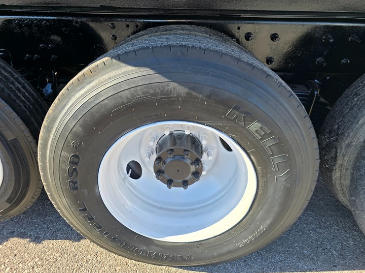 #22366-•-2016-mack-gu713-quad-axle-dump-truck-image-133