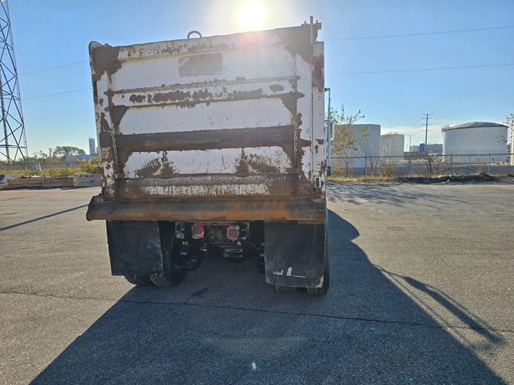 #22366-•-2016-mack-gu713-quad-axle-dump-truck-image-28