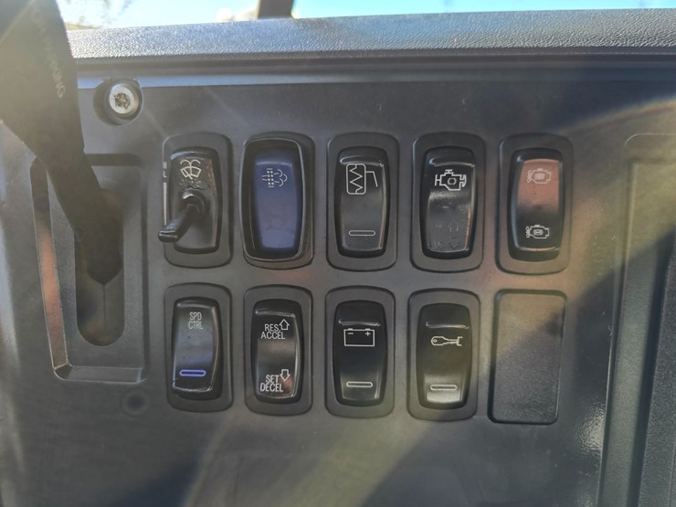 #22366-•-2016-mack-gu713-quad-axle-dump-truck-image-102