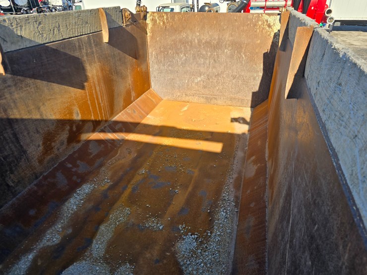 #22366-•-2016-mack-gu713-quad-axle-dump-truck-image-164