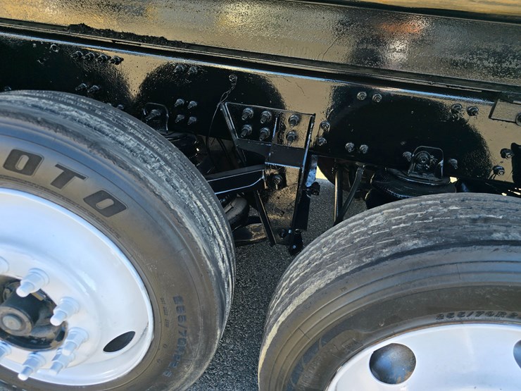 #22366-•-2016-mack-gu713-quad-axle-dump-truck-image-147