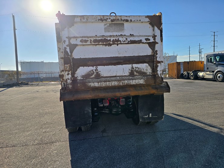 #22366-•-2016-mack-gu713-quad-axle-dump-truck-image-23