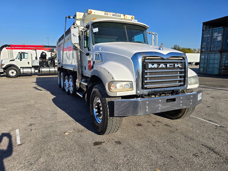 #22366-•-2016-mack-gu713-quad-axle-dump-truck-image-54