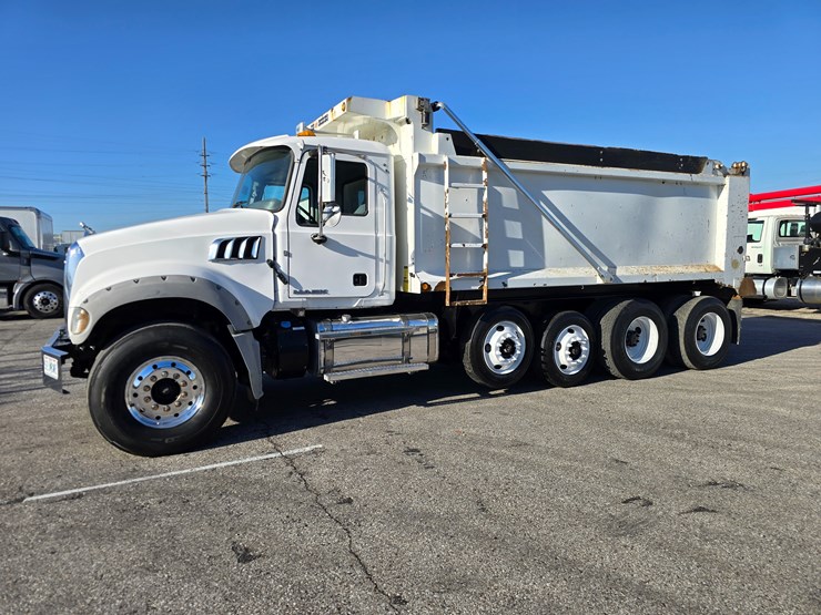 #22366-•-2016-mack-gu713-quad-axle-dump-truck-image-6
