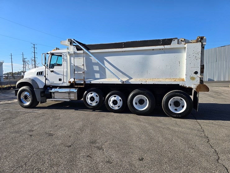 #22366-•-2016-mack-gu713-quad-axle-dump-truck-image-13