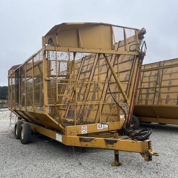 #11294 • KBH 6 Row Boll Buggy