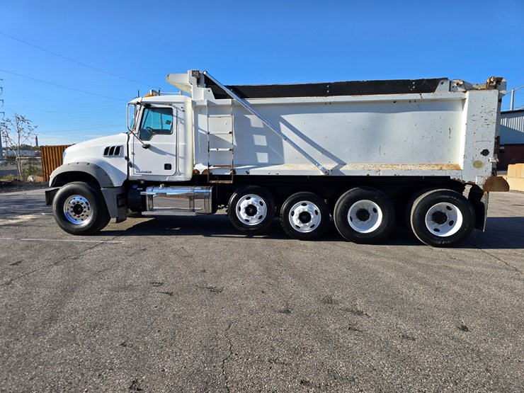 #22366-•-2016-mack-gu713-quad-axle-dump-truck-image-12