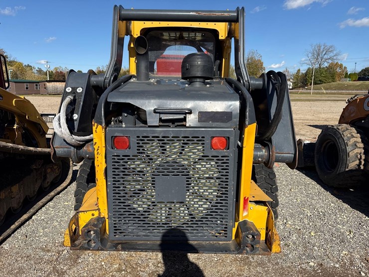 2021-deere-324g-image-3