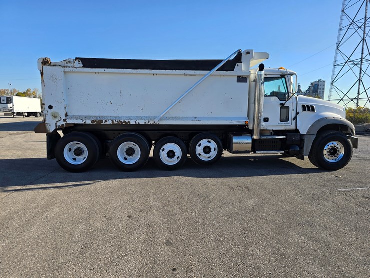 #22366-•-2016-mack-gu713-quad-axle-dump-truck-image-41