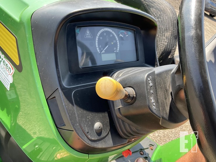 2017-john-deere-4052m-image-18