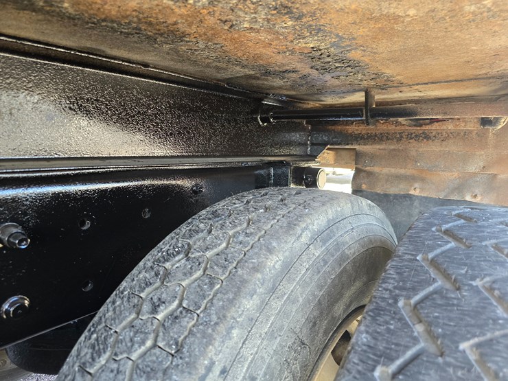 #22366-•-2016-mack-gu713-quad-axle-dump-truck-image-139