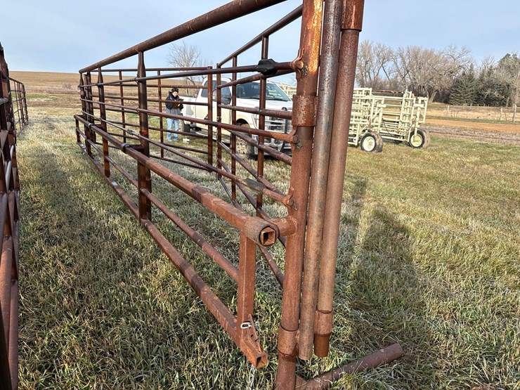 freestanding-panel-with-gates-image-4