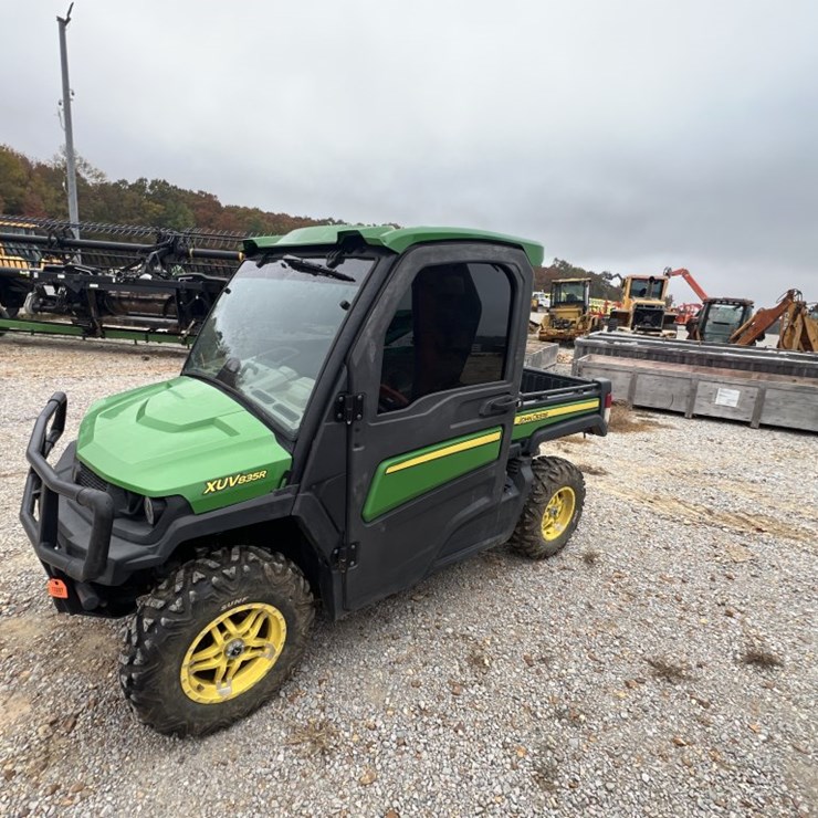 JOHN DEERE GATOR