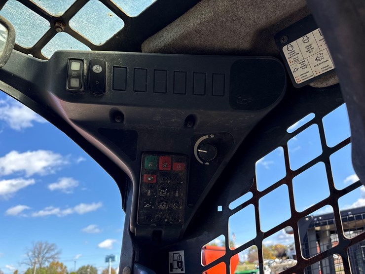 2021-deere-324g-image-14