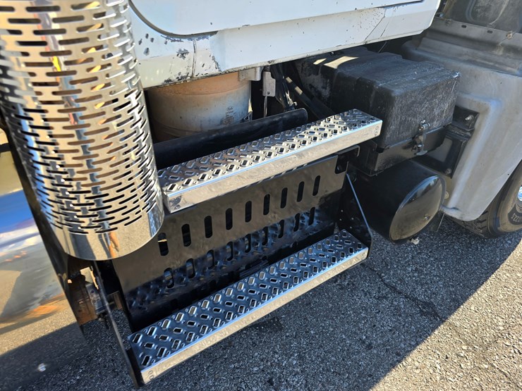 #22366-•-2016-mack-gu713-quad-axle-dump-truck-image-157