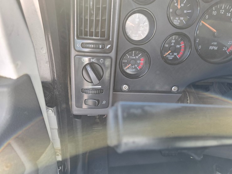 #22366-•-2016-mack-gu713-quad-axle-dump-truck-image-110