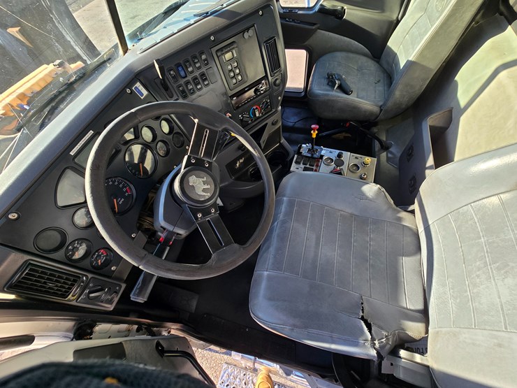 #22366-•-2016-mack-gu713-quad-axle-dump-truck-image-88