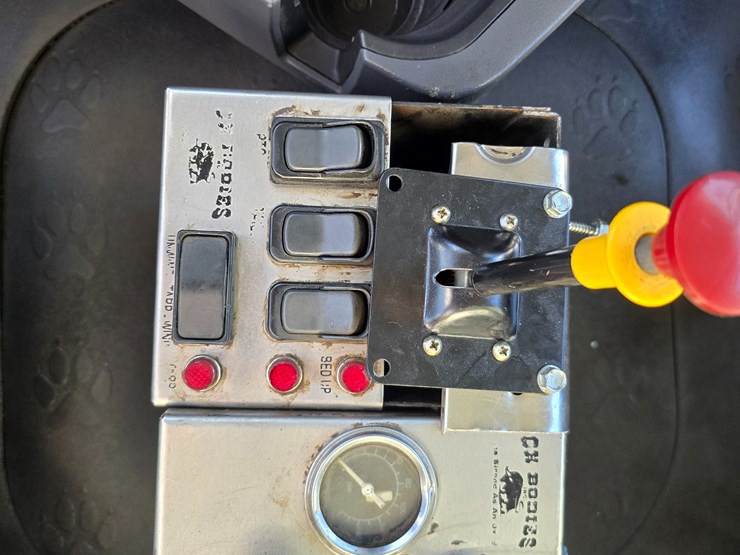 #22366-•-2016-mack-gu713-quad-axle-dump-truck-image-94