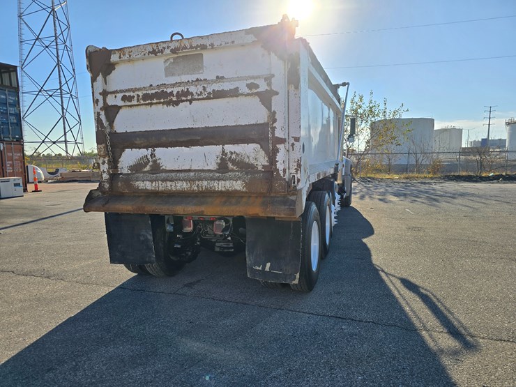 #22366-•-2016-mack-gu713-quad-axle-dump-truck-image-27