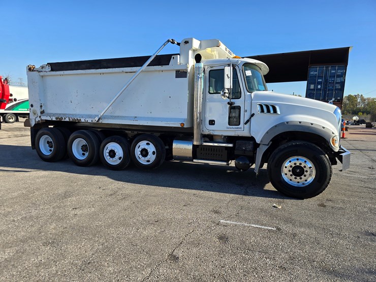 #22366-•-2016-mack-gu713-quad-axle-dump-truck-image-48